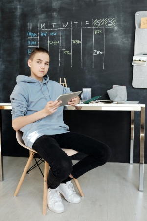 /previews/C__Users_administrador_Desktop_Exelearning_Ebaluazioa_boy-in-gray-hoodie-and-black-pants-while-sitting-on-chair