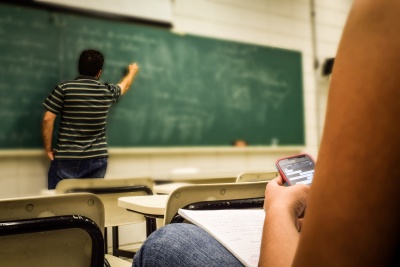 /previews/C__Users_administrador_Desktop_Exelearning_Ebaluazioa_man-in-black-and-white-polo-shirt-beside-writing-board